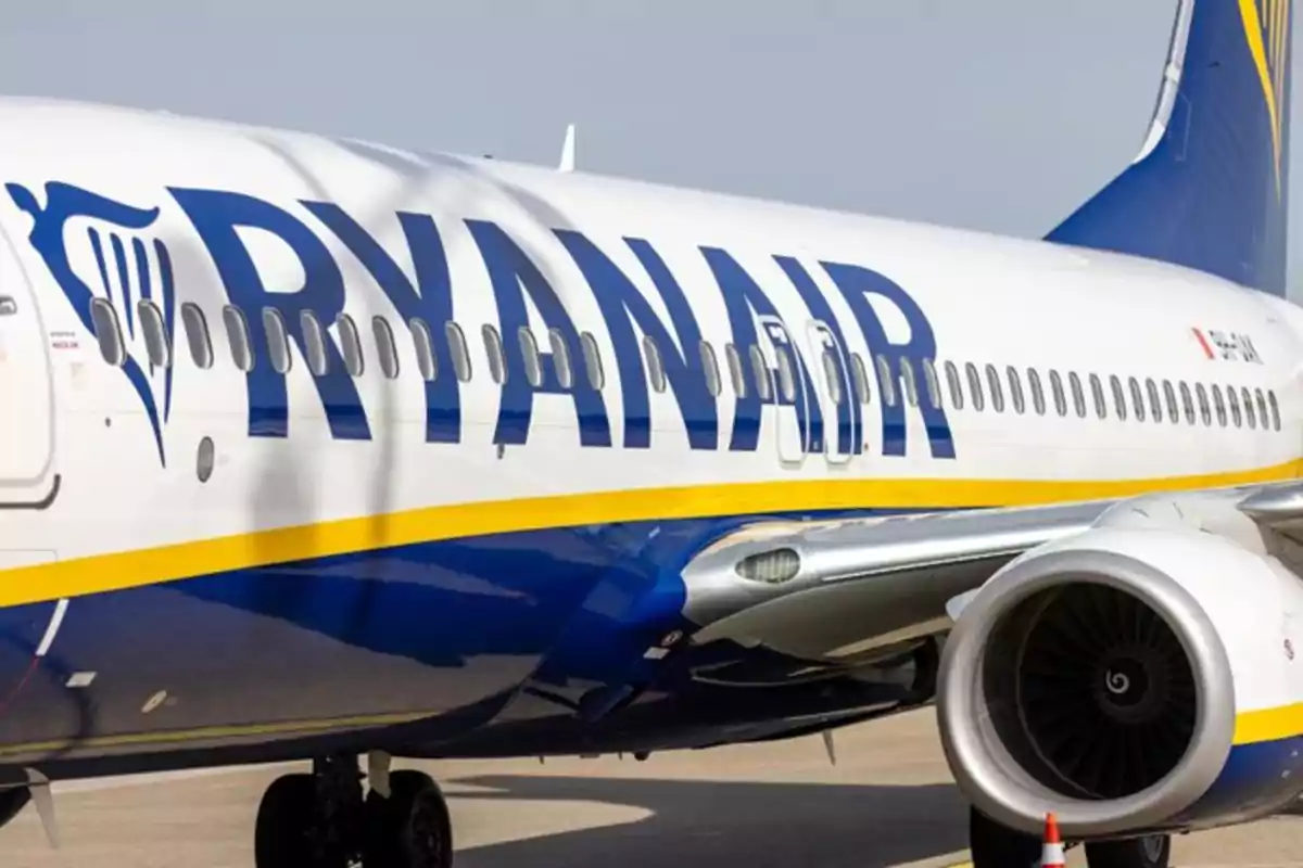 Avión de la aerolínea Ryanair estacionado en la pista de un aeropuerto
