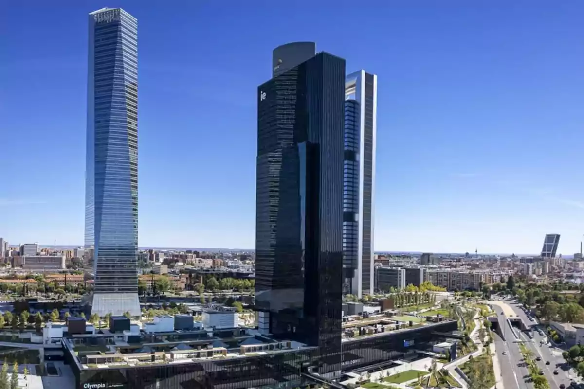 Vista de rascacielos modernos en una zona financiera de la ciudad con cielo despejado y edificios al fondo Vista de rascacielos modernos en una zona financiera de la ciudad con cielo despejado y edificios al fondo