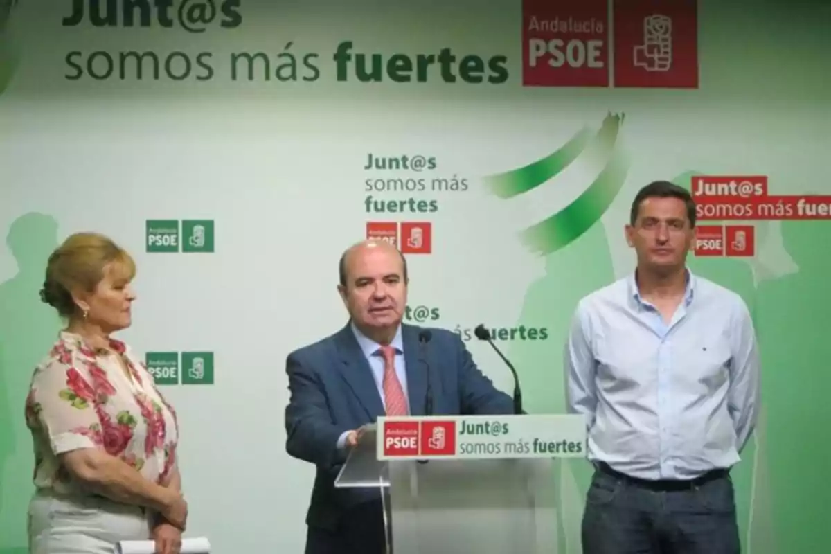 Tres personas en una rueda de prensa del PSOE de Andalucía con un fondo verde que tiene el lema Junt@s somos más fuertes Tres personas en una rueda de prensa del PSOE de Andalucía con un fondo verde que tiene el lema Junt@s somos más fuertes