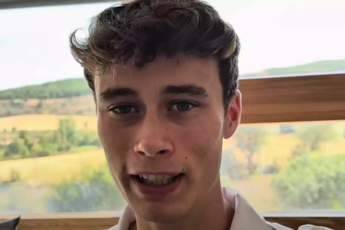 Plano corto de Jorge Rey con el cabello castaño y ojos claros mirando a la cámara con un paisaje de campo al fondo. Plano corto de Jorge Rey con el cabello castaño y ojos claros mirando a la cámara con un paisaje de campo al fondo.