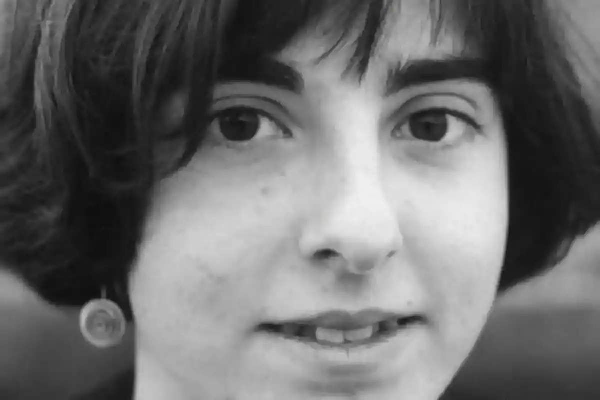 Retrato en blanco y negro de una joven con cabello corto y oscuro mirando a la cámara