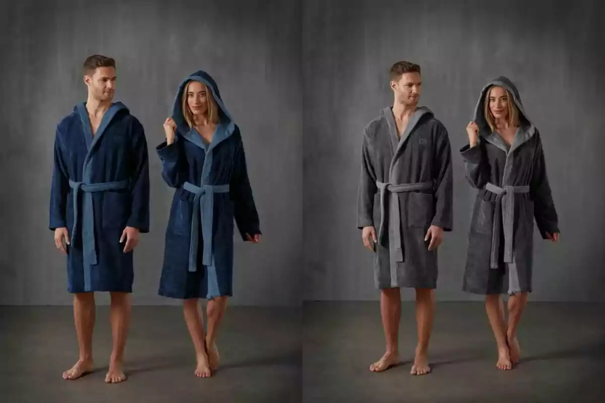Dos personas modelan batas de baño con capucha en colores azul y gris, de pie sobre un fondo gris. Dos personas modelan batas de baño con capucha en colores azul y gris, de pie sobre un fondo gris.