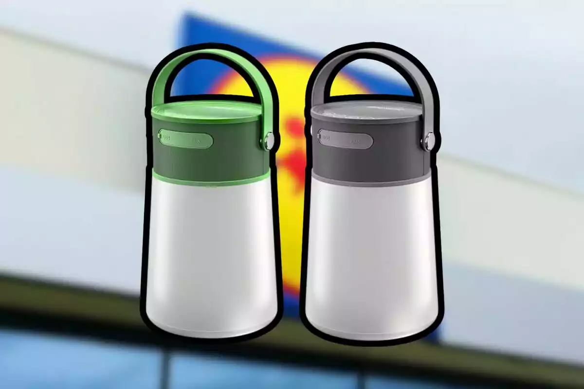 Dos altavoces portátiles con asa, uno verde y otro negro, sobre un fondo desenfocado de una tienda. Dos altavoces portátiles con asa, uno verde y otro negro, sobre un fondo desenfocado de una tienda.