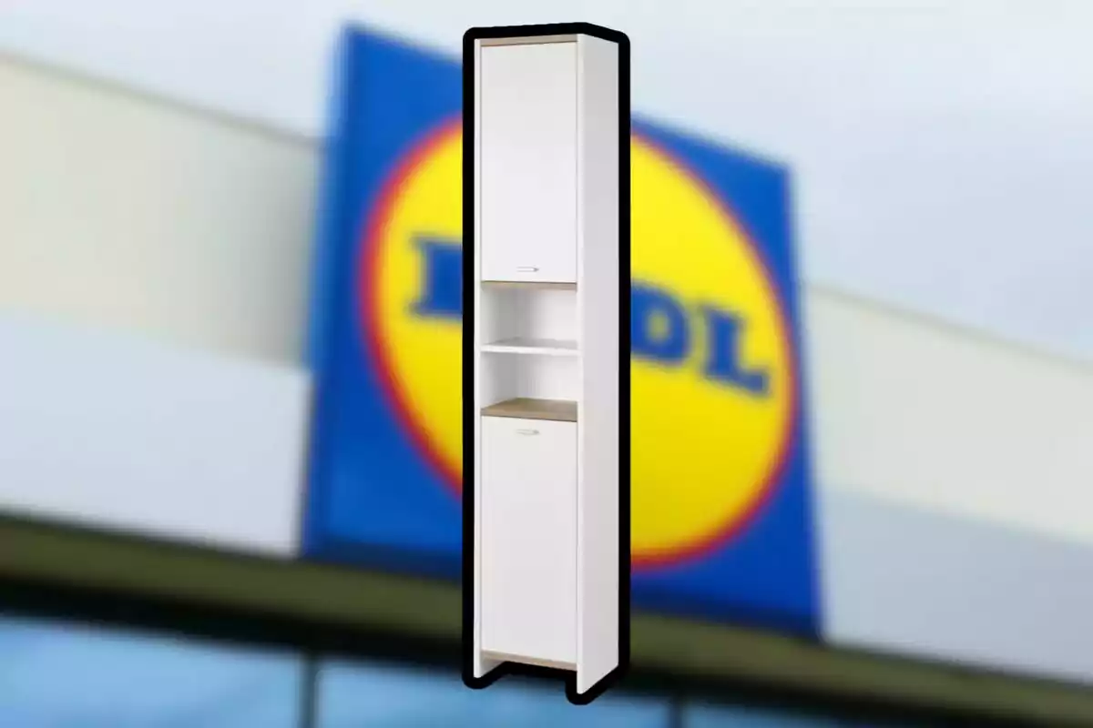 Mueble blanco alto con puertas y estantes frente a un cartel borroso de una tienda Lidl Mueble blanco alto con puertas y estantes frente a un cartel borroso de una tienda Lidl