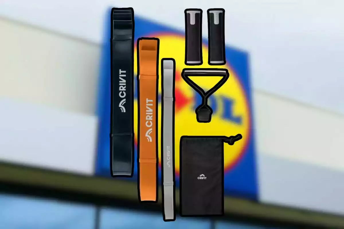 Kit de bandas elásticas de ejercicio Crivit con accesorios y bolsa, sobre un fondo desenfocado de una tienda Lidl. Kit de bandas elásticas de ejercicio Crivit con accesorios y bolsa, sobre un fondo desenfocado de una tienda Lidl.