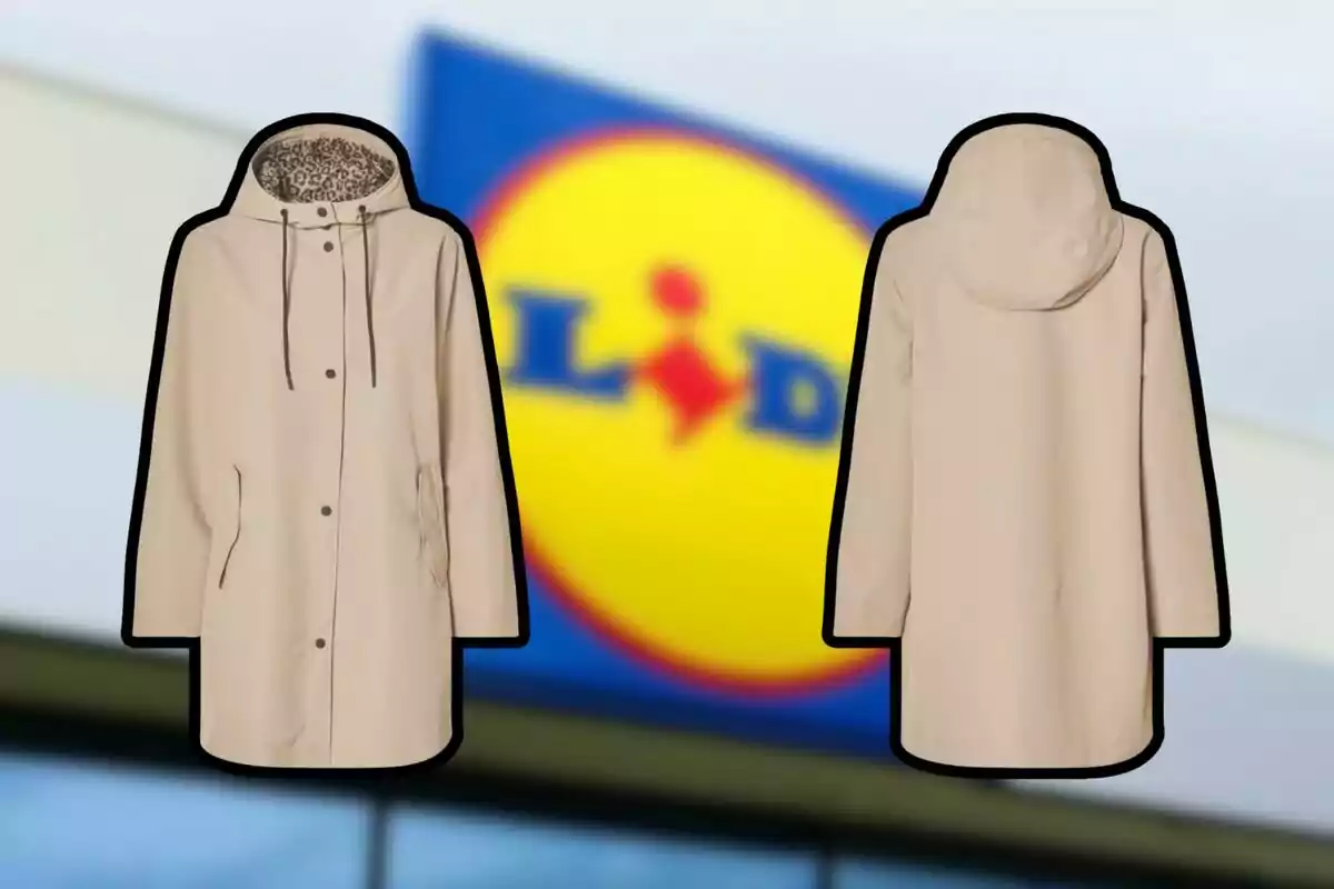 Dos vistas de un abrigo beige con capucha y forro de estampado animal sobre un fondo desenfocado con el logo de una tienda. Dos vistas de un abrigo beige con capucha y forro de estampado animal sobre un fondo desenfocado con el logo de una tienda.