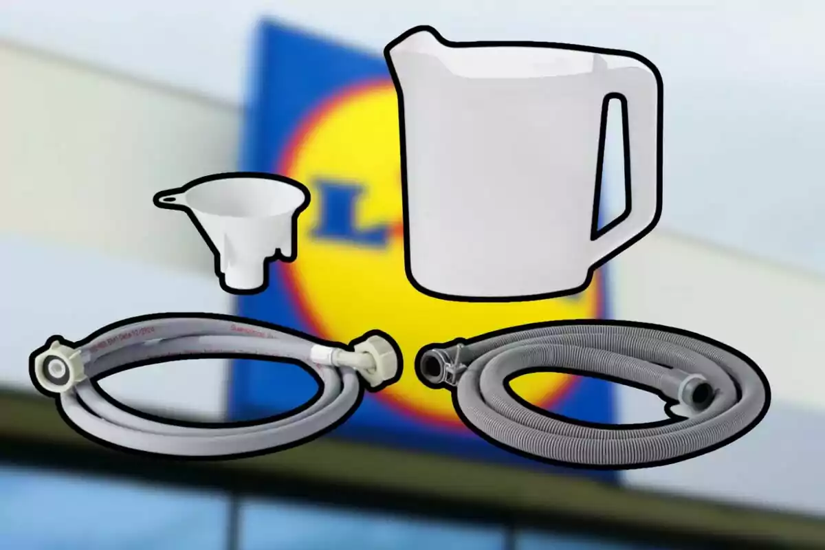 Utensilios y mangueras de plástico sobre un fondo desenfocado con el logo de una tienda. Utensilios y mangueras de plástico sobre un fondo desenfocado con el logo de una tienda.