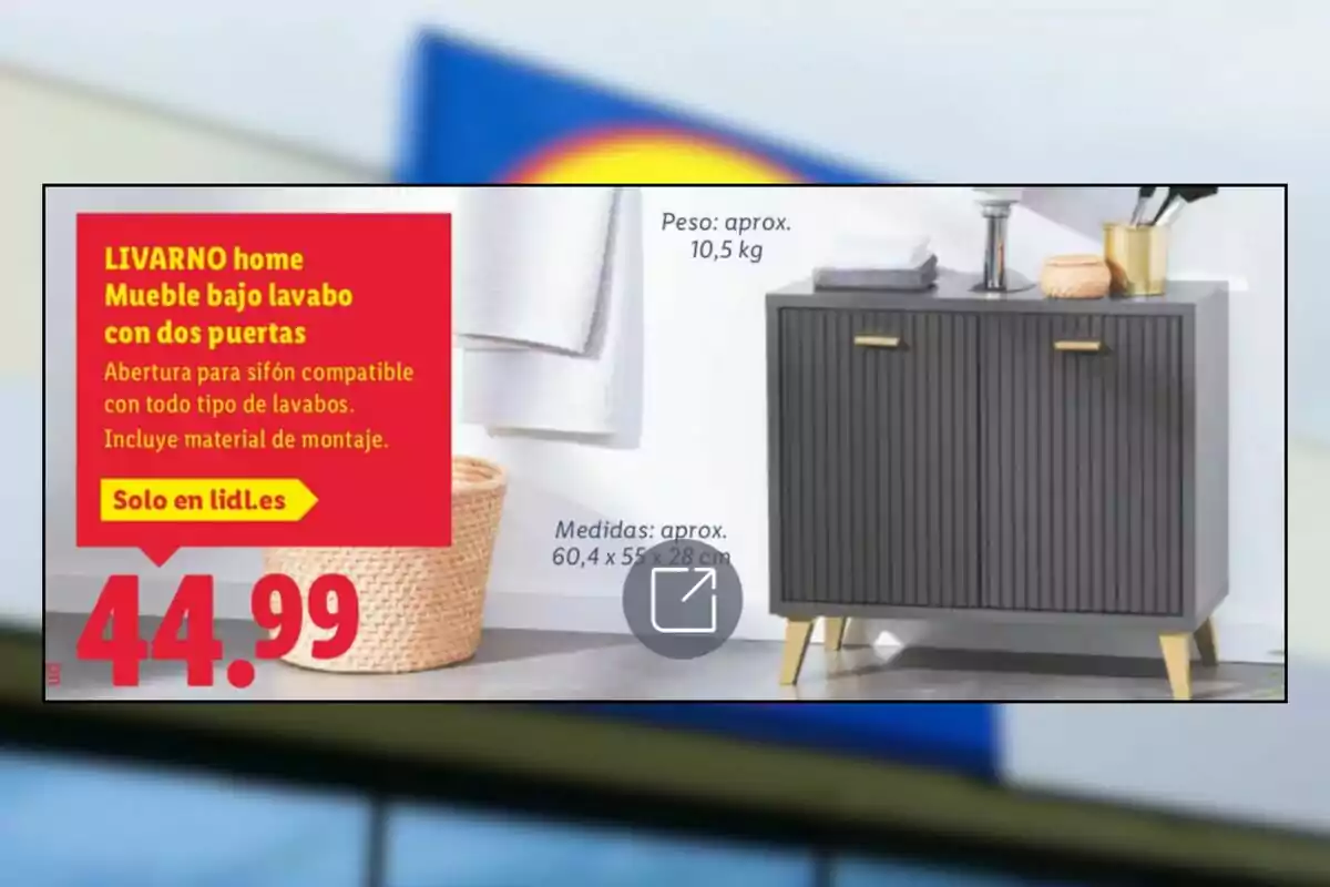 Mueble bajo lavabo gris con dos puertas y patas doradas exhibido junto a toallas y accesorios de baño, con precio de 44.99 euros en una promoción de Lidl Mueble bajo lavabo gris con dos puertas y patas doradas exhibido junto a toallas y accesorios de baño, con precio de 44.99 euros en una promoción de Lidl