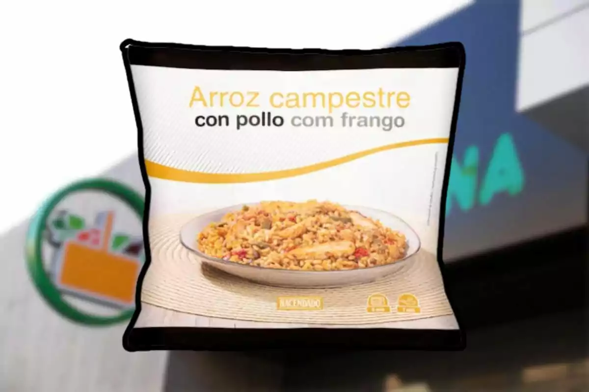 Paquete de arroz campestre con pollo de la marca Hacendado frente a un supermercado Paquete de arroz campestre con pollo de la marca Hacendado frente a un supermercado
