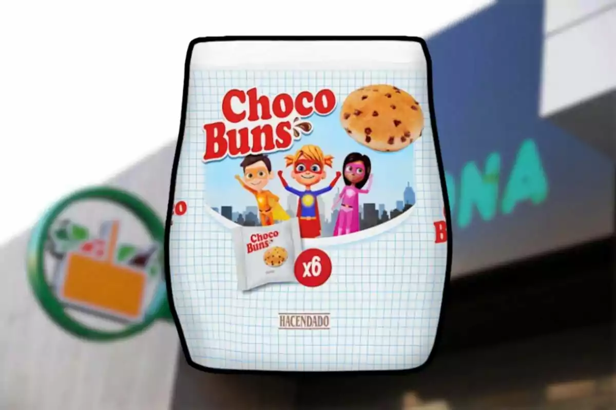 Paquete de bollos con pepitas de chocolate Choco Buns de la marca Hacendado con ilustraciones de tres niños disfrazados de superhéroes en la parte frontal Paquete de bollos con pepitas de chocolate Choco Buns de la marca Hacendado con ilustraciones de tres niños disfrazados de superhéroes en la parte frontal