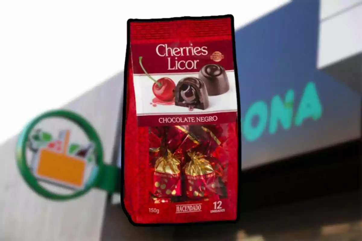 Bolsa de bombones de chocolate negro rellenos de licor y cereza de la marca Hacendado frente a un supermercado Bolsa de bombones de chocolate negro rellenos de licor y cereza de la marca Hacendado frente a un supermercado