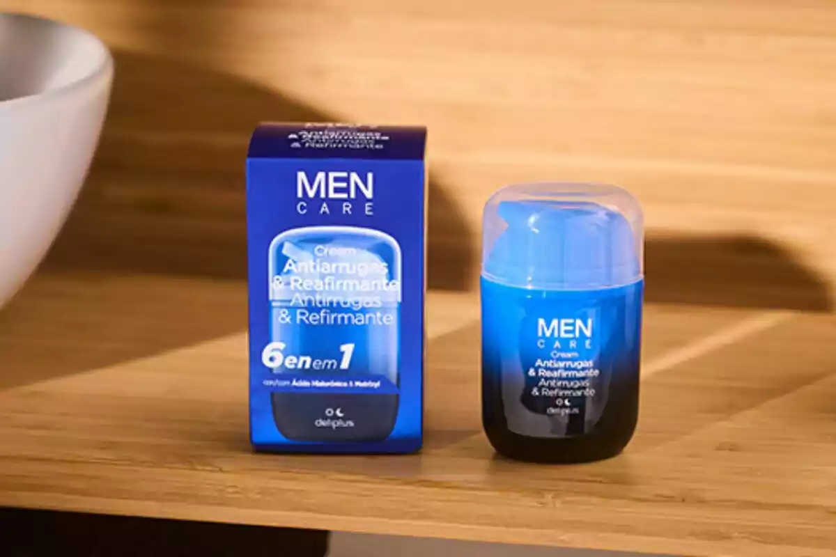 Crema facial antiedad para hombre Men Care de Deliplus en envase y caja azul sobre una superficie de madera Crema facial antiedad para hombre Men Care de Deliplus en envase y caja azul sobre una superficie de madera