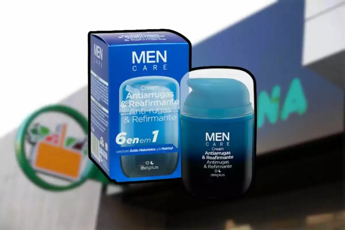 Crema antiarrugas y reafirmante para hombre de la marca Deliplus en su envase y caja azul frente a un cartel de supermercado Crema antiarrugas y reafirmante para hombre de la marca Deliplus en su envase y caja azul frente a un cartel de supermercado