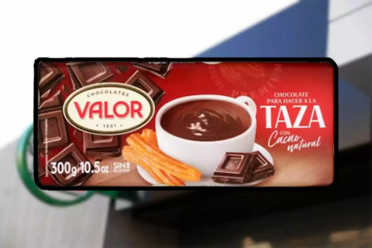 Caja de chocolate Valor para preparar chocolate caliente con cacao natural, muestra una taza de chocolate espeso, trozos de chocolate y churros en el empaque Caja de chocolate Valor para preparar chocolate caliente con cacao natural, muestra una taza de chocolate espeso, trozos de chocolate y churros en el empaque