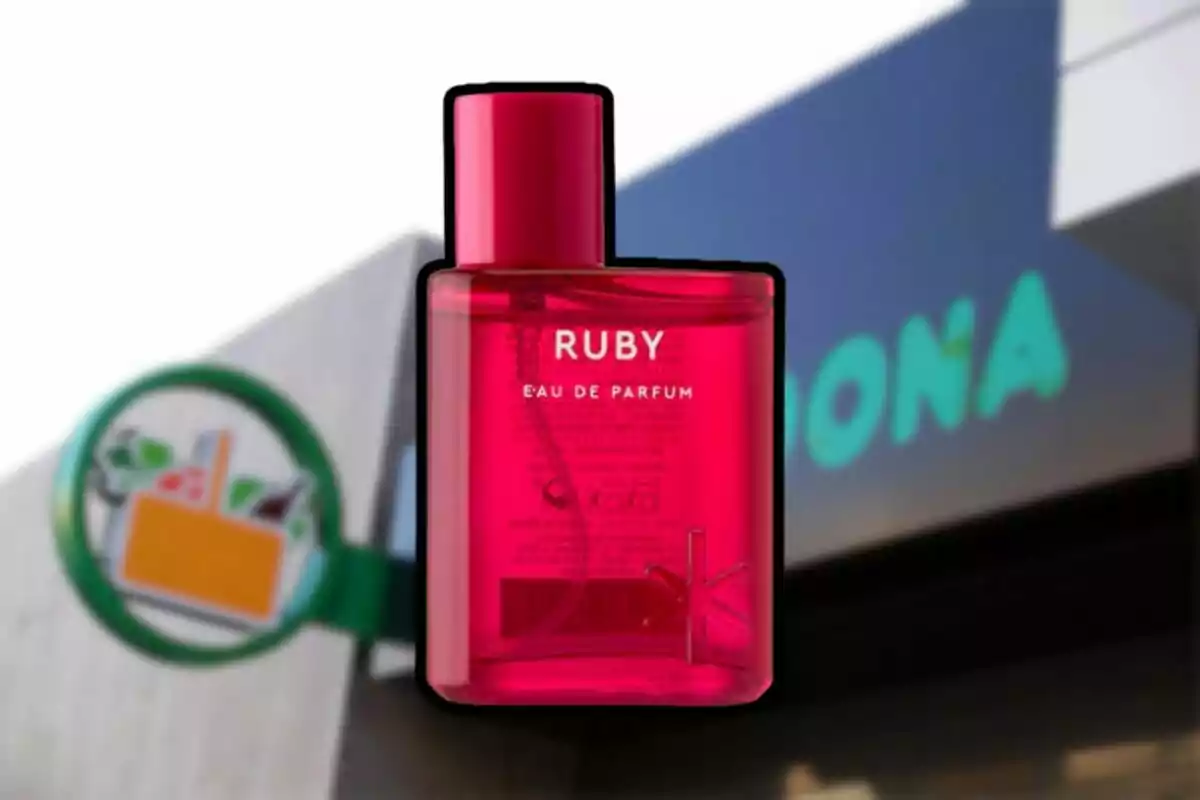 Perfume Ruby de color rojo frente a la fachada de un supermercado Perfume Ruby de color rojo frente a la fachada de un supermercado
