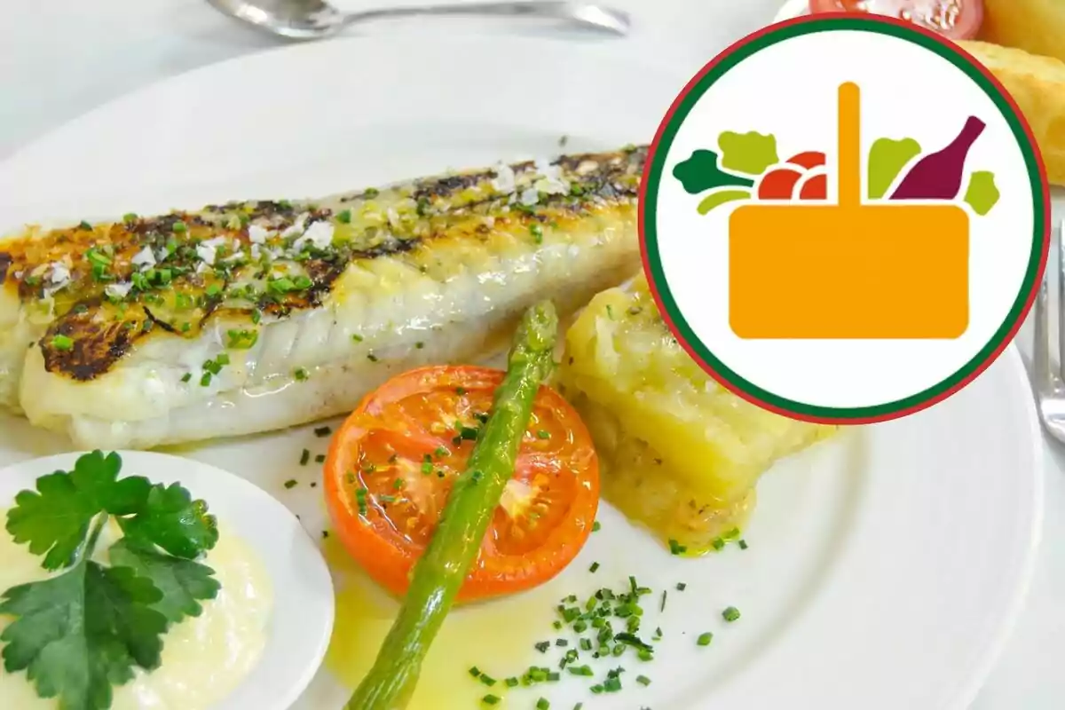 Plato de pescado a la plancha acompañado de tomate, espárrago, papa y salsa, con un icono de canasta de alimentos superpuesto en la esquina superior derecha Plato de pescado a la plancha acompañado de tomate, espárrago, papa y salsa, con un icono de canasta de alimentos superpuesto en la esquina superior derecha