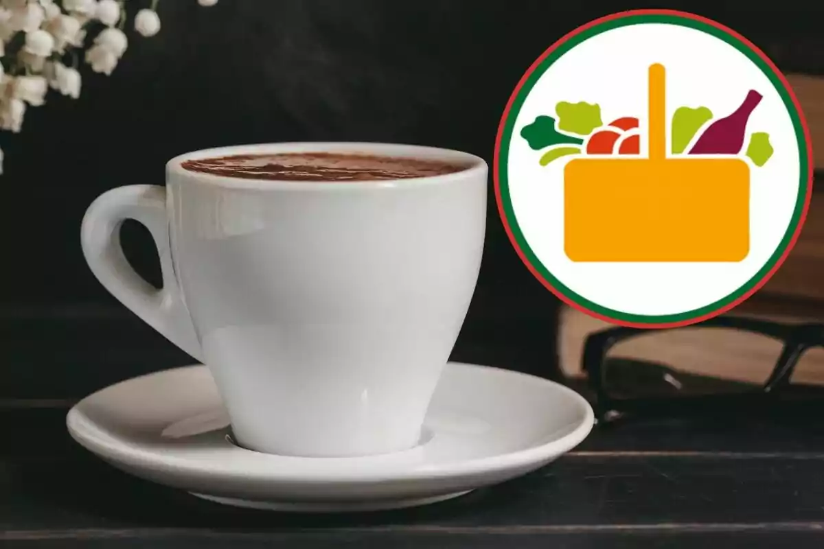 Taza blanca de café caliente sobre un plato con un logotipo de canasta de alimentos al fondo Taza blanca de café caliente sobre un plato con un logotipo de canasta de alimentos al fondo