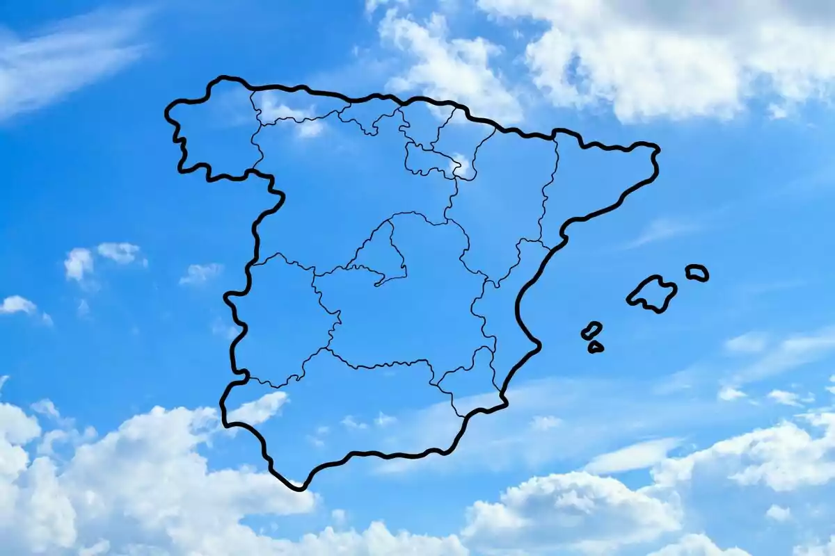 Mapa de España con divisiones internas dibujado sobre un cielo azul con nubes blancas. Mapa de España con divisiones internas dibujado sobre un cielo azul con nubes blancas.
