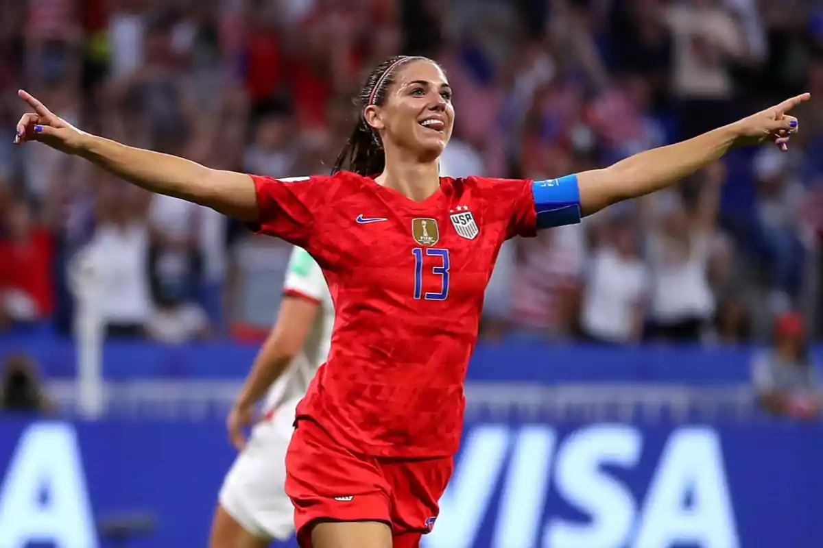 Así es Alex Morgan, la estrella del fútbol que ha cambiado el balón por la pluma