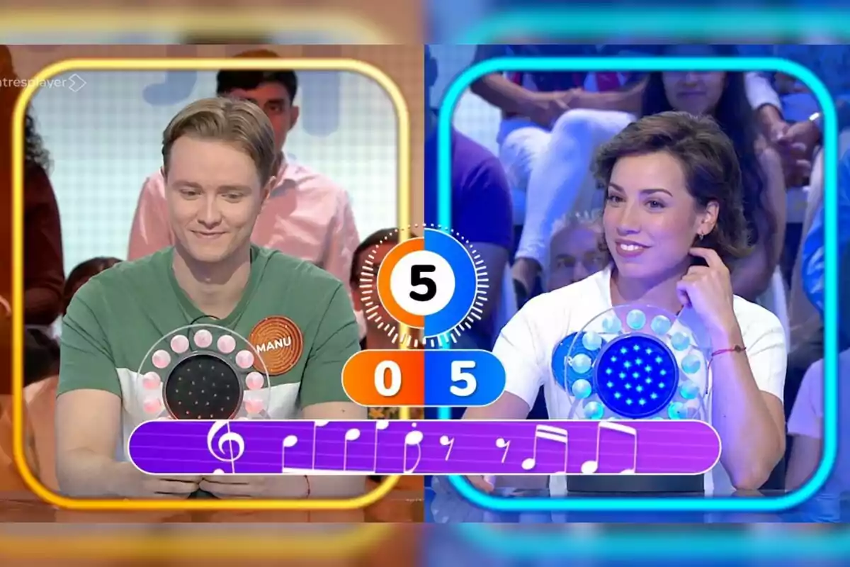 Manu y Rosa participan en un programa de televisión de preguntas y respuestas, cada uno con un pulsador iluminado, mientras el marcador central muestra una puntuación de 0 a 5 y un cronómetro en cuenta regresiva. Captura de 'Pasapalabra' Manu y Rosa participan en un programa de televisión de preguntas y respuestas, cada uno con un pulsador iluminado, mientras el marcador central muestra una puntuación de 0 a 5 y un cronómetro en cuenta regresiva. Captura de 'Pasapalabra'