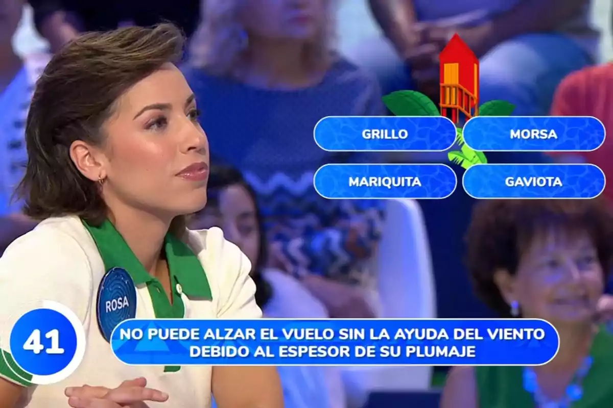 Rosa concursando en un programa de preguntas y respuestas con opciones de respuesta en pantalla y un enunciado sobre un animal que no puede volar sin ayuda del viento debido al espesor de su plumaje. Captura de 'Pasapalabra' Rosa concursando en un programa de preguntas y respuestas con opciones de respuesta en pantalla y un enunciado sobre un animal que no puede volar sin ayuda del viento debido al espesor de su plumaje. Captura de 'Pasapalabra'