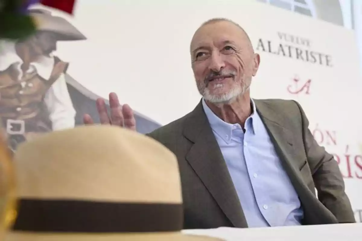 El 'viaje ideológico' de Pérez-Reverte: De altavoz del PSOE a ferviente antisanchista