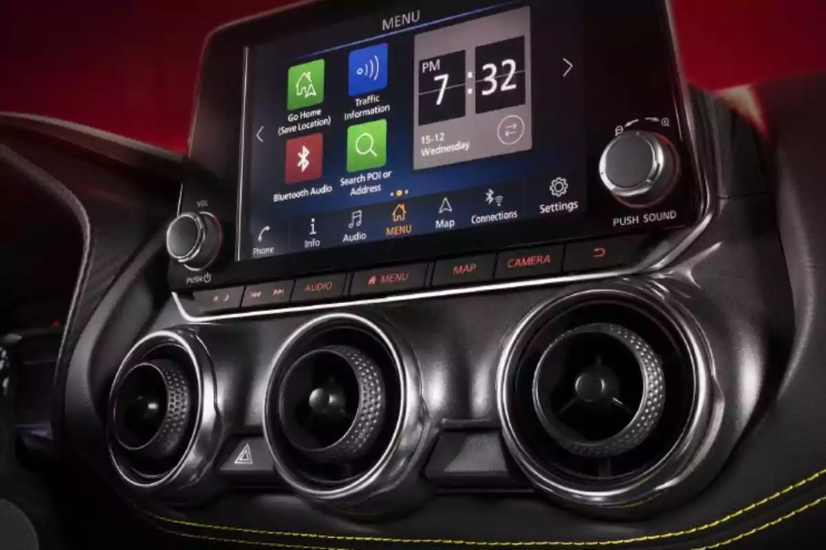 Pantalla táctil de sistema de infoentretenimiento de un automóvil con controles de aire acondicionado y botones físicos en el tablero Pantalla táctil de sistema de infoentretenimiento de un automóvil con controles de aire acondicionado y botones físicos en el tablero
