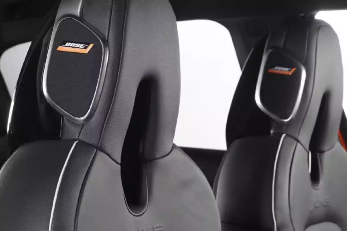 Asientos de automóvil con altavoces integrados en los reposacabezas y el logotipo de Bose visible Asientos de automóvil con altavoces integrados en los reposacabezas y el logotipo de Bose visible