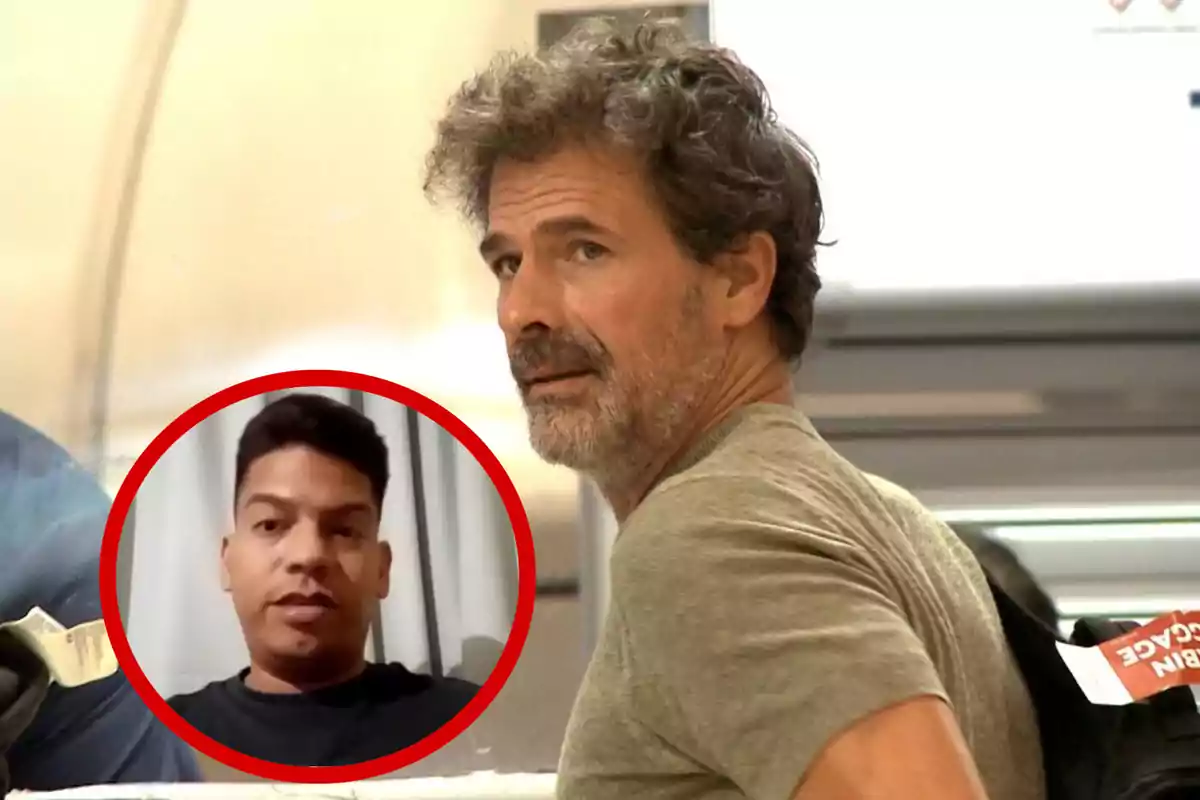 Un hombre de cabello canoso y barba mira hacia atrás mientras lleva una mochila, en la esquina inferior izquierda aparece el rostro de otro hombre dentro de un círculo rojo.