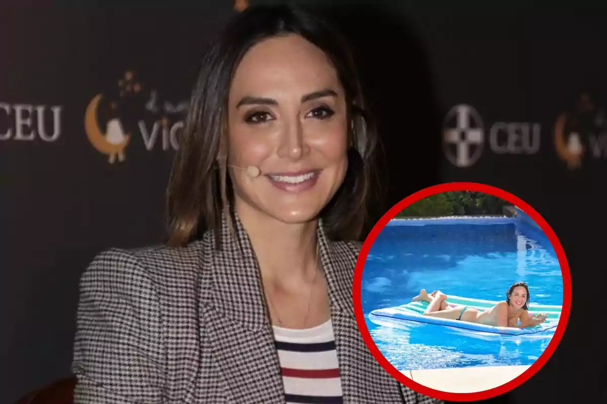 Mujer sonriendo con chaqueta a cuadros y camiseta de rayas, al fondo un círculo rojo muestra a la misma mujer recostada en un inflable sobre una piscina