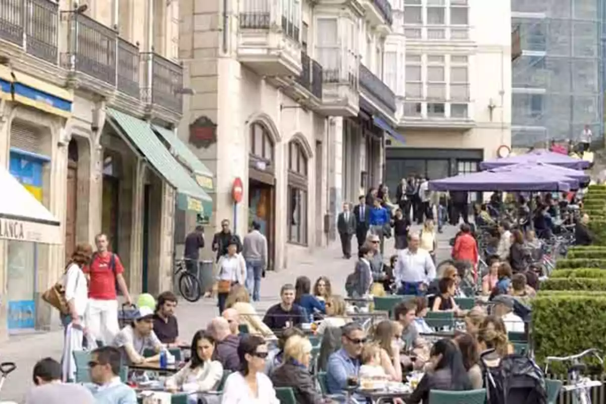 La prohibición de fumar en terrazas, nuevo golpe del gobierno a la hosteleria