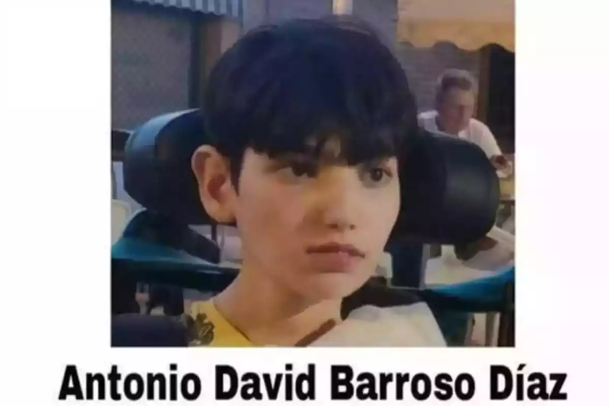 Joven de cabello oscuro sentado en una silla de ruedas con expresión seria y el nombre Antonio David Barroso Díaz escrito en la parte inferior Joven de cabello oscuro sentado en una silla de ruedas con expresión seria y el nombre Antonio David Barroso Díaz escrito en la parte inferior