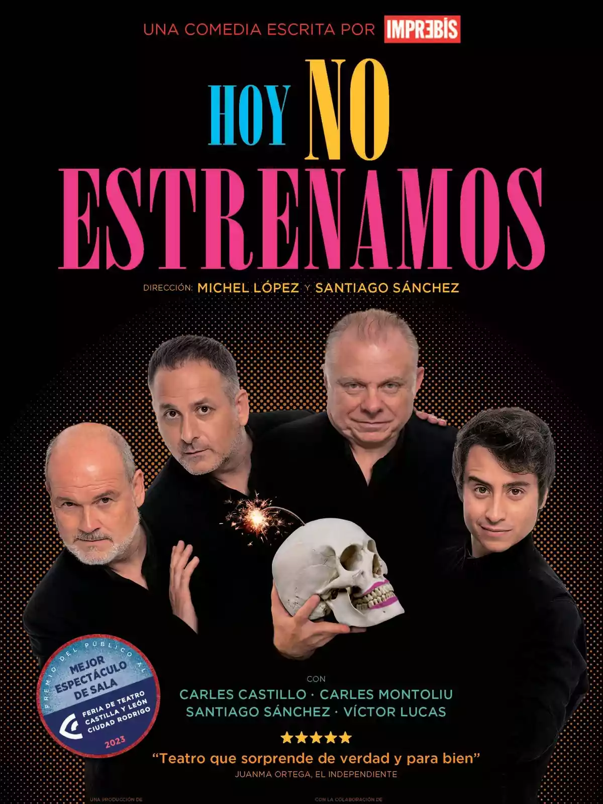 Cartel de la obra de teatro Hoy No Estrenamos con cuatro actores vestidos de negro, uno de ellos sostiene una calavera con una bengala encendida, el fondo es negro y colorido, y se destaca que la obra ha recibido un premio al mejor espectáculo de sala Cartel de la obra de teatro Hoy No Estrenamos con cuatro actores vestidos de negro, uno de ellos sostiene una calavera con una bengala encendida, el fondo es negro y colorido, y se destaca que la obra ha recibido un premio al mejor espectáculo de sala
