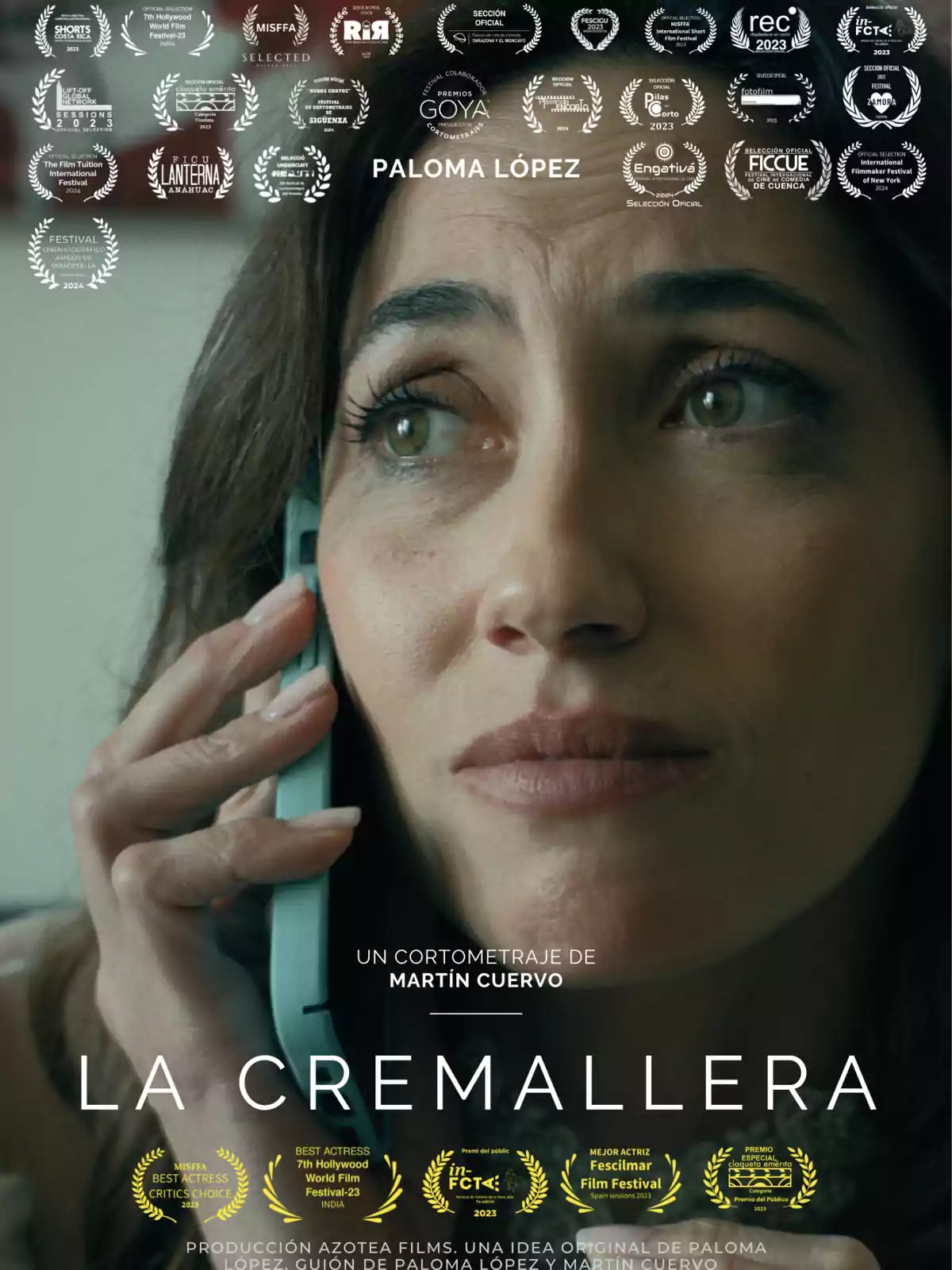 Cartel de la película La Cremallera donde aparece una mujer hablando por teléfono con expresión seria y varios premios y reconocimientos rodeando la imagen Cartel de la película La Cremallera donde aparece una mujer hablando por teléfono con expresión seria y varios premios y reconocimientos rodeando la imagen