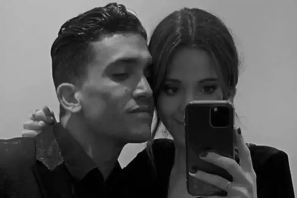 Pareja tomándose una selfie juntos en blanco y negro Pareja tomándose una selfie juntos en blanco y negro