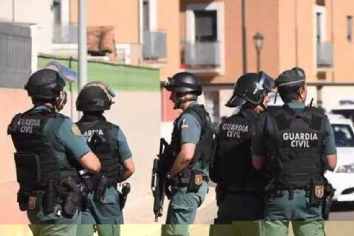 Agentes de la Guardia Civil en una operación en una zona residencial.