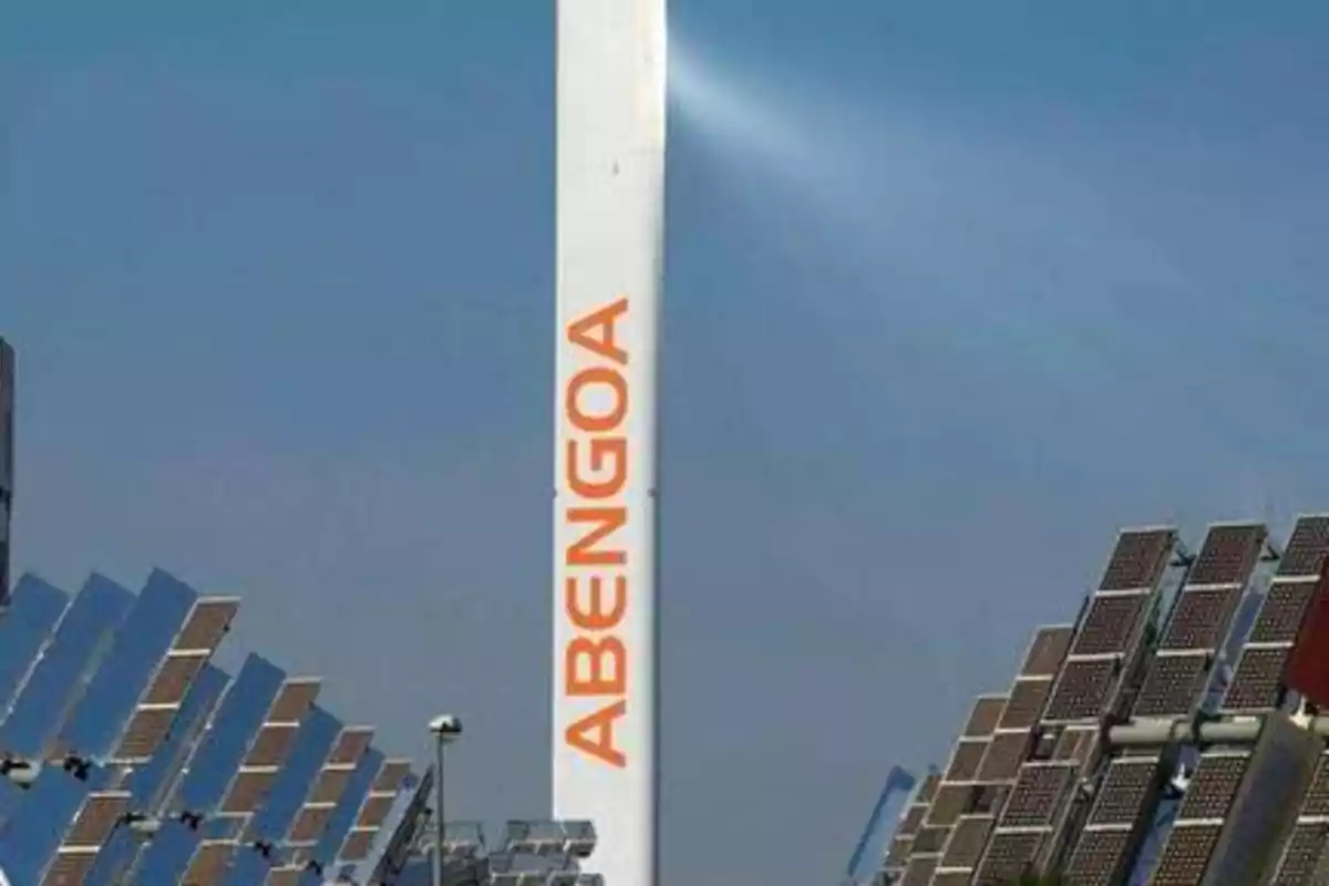 Torre solar de Abengoa rodeada de paneles solares bajo un cielo despejado.