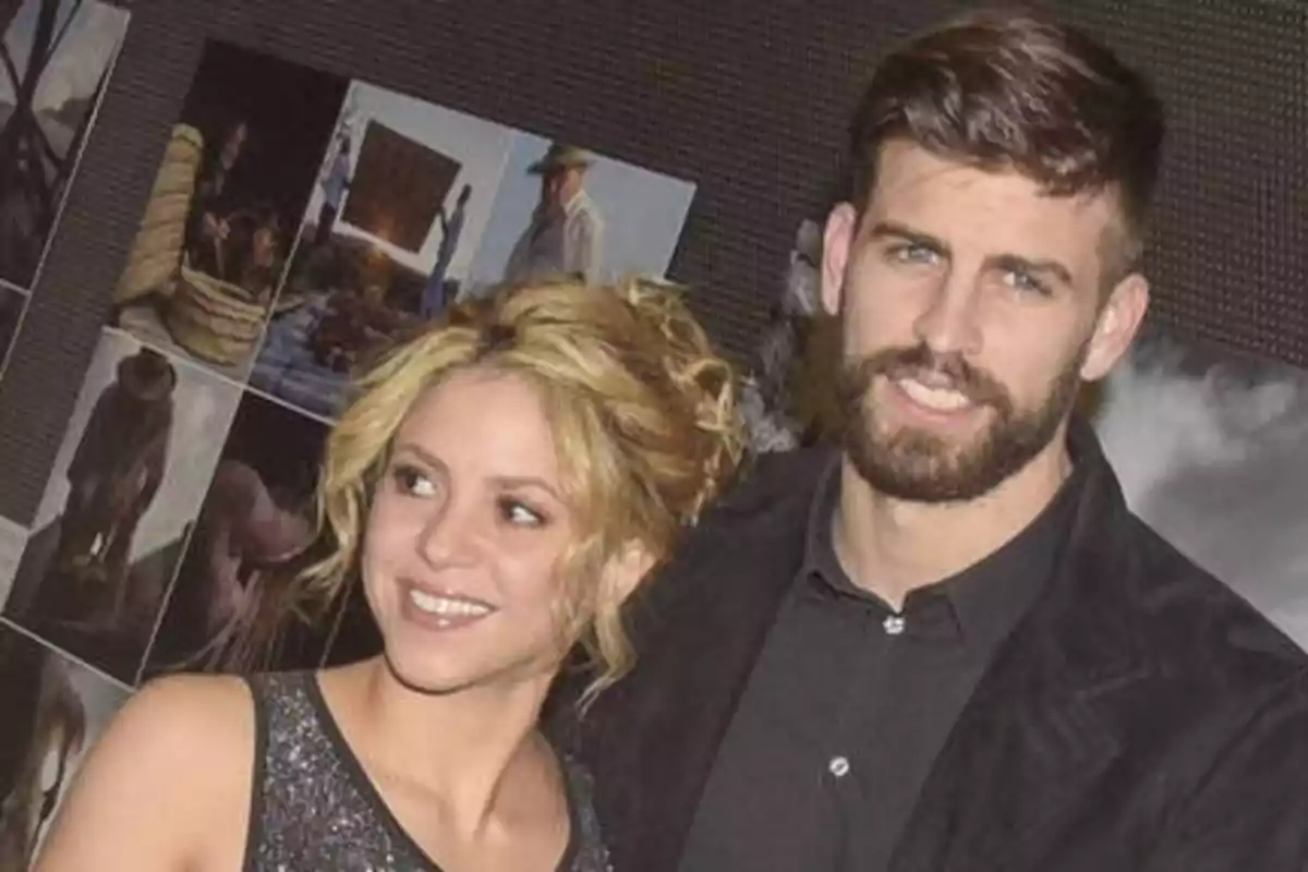 Una pareja sonriente posando para una foto frente a un fondo con varias imágenes.