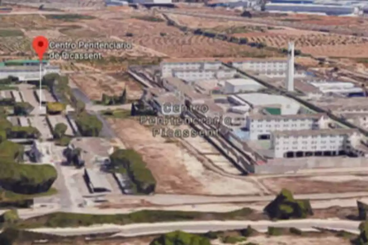 Vista aérea del Centro Penitenciario de Picassent con un marcador de ubicación en un mapa.