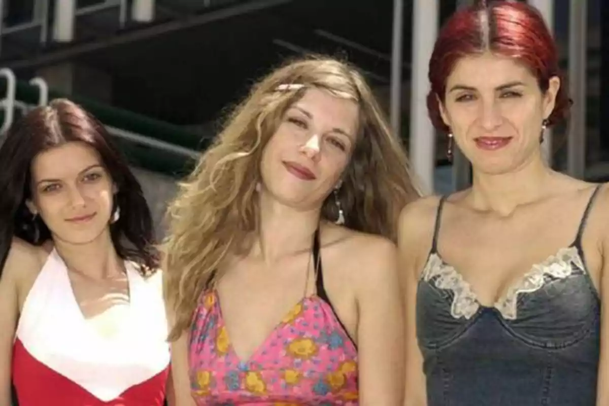 Tres mujeres posando al aire libre con ropa veraniega.