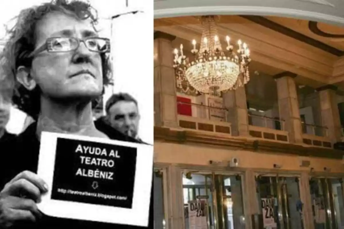 Una persona sostiene un cartel que dice "Ayuda al Teatro Albéniz" junto a una imagen del interior de un teatro con una gran lámpara de araña.