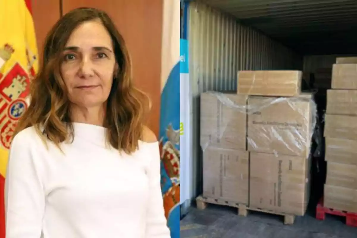 Una mujer con una bandera de España detrás y un contenedor con cajas de cartón apiladas.