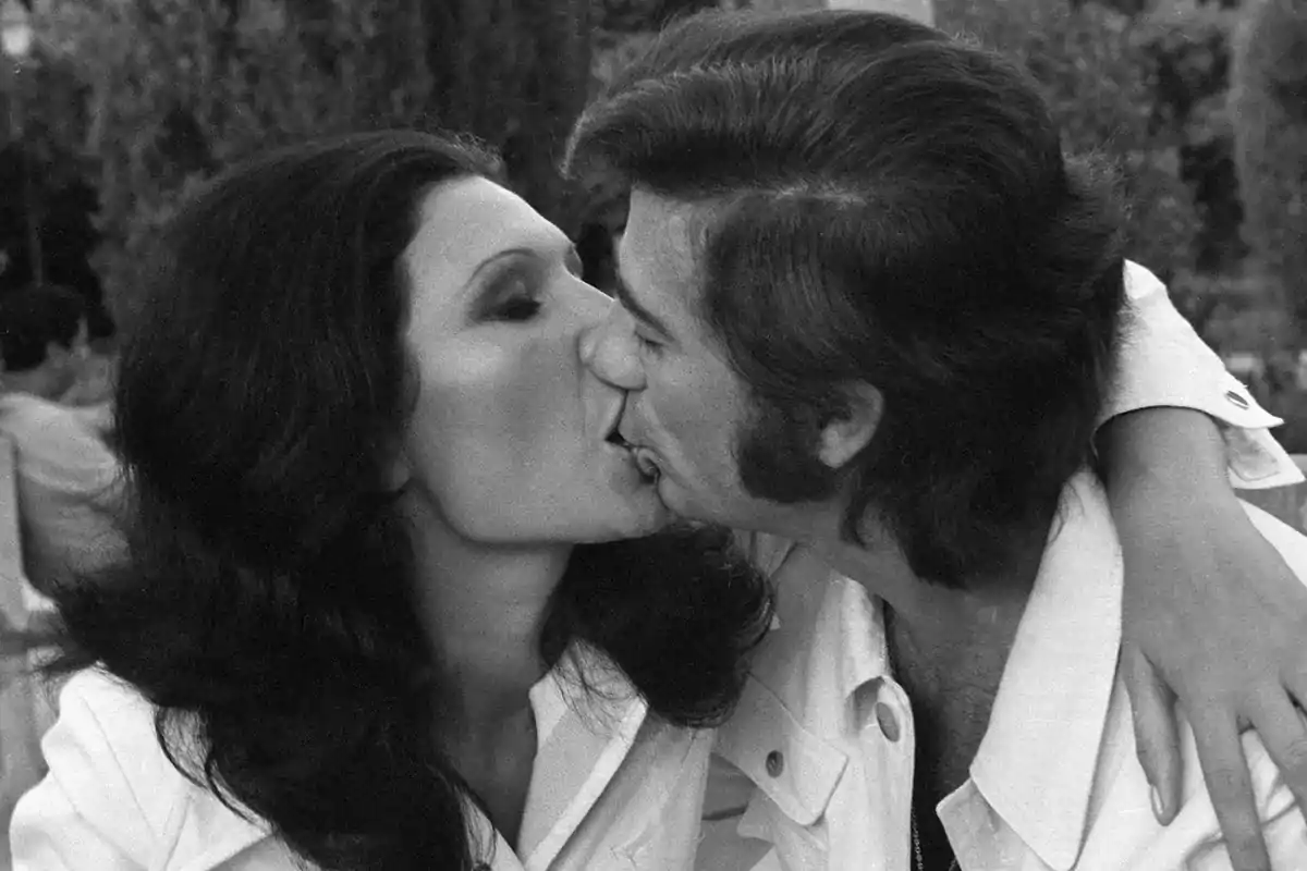 Pareja besándose apasionadamente en una fotografía en blanco y negro Pareja besándose apasionadamente en una fotografía en blanco y negro