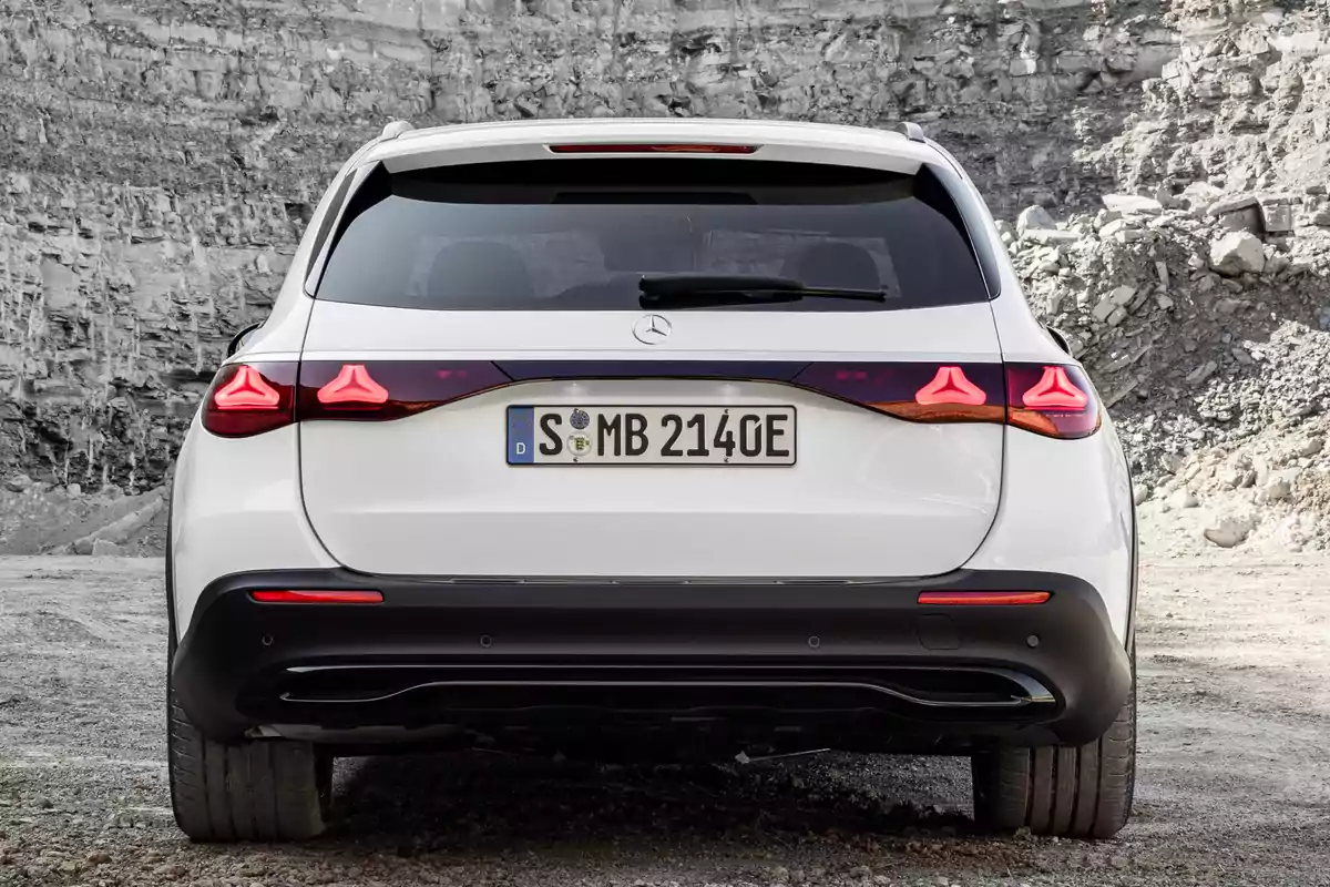 La imagen muestra la parte trasera de un Mercedes-Benz E 300 de 4MATIC All-Terrain blanco estacionado en un entorno rocoso. La imagen muestra la parte trasera de un Mercedes-Benz E 300 de 4MATIC All-Terrain blanco estacionado en un entorno rocoso.