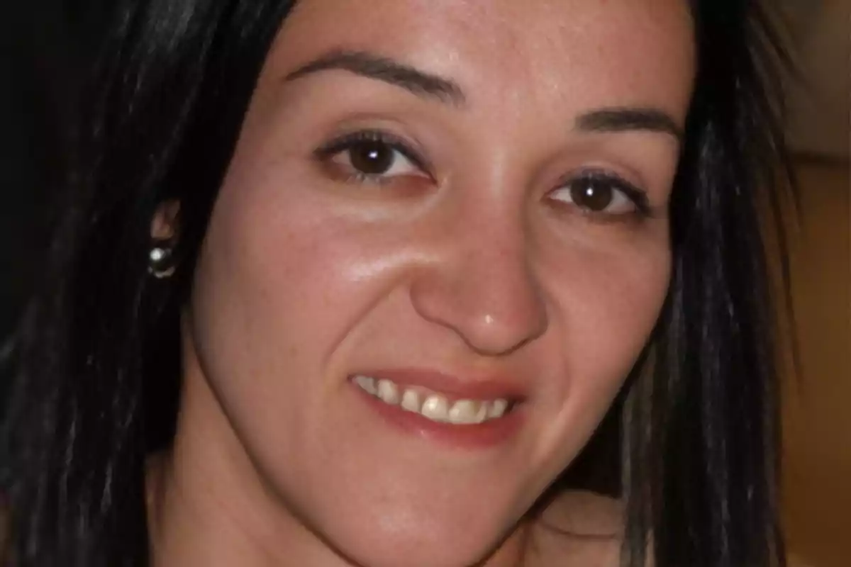 Mujer de cabello oscuro y liso con piel clara y expresión neutral