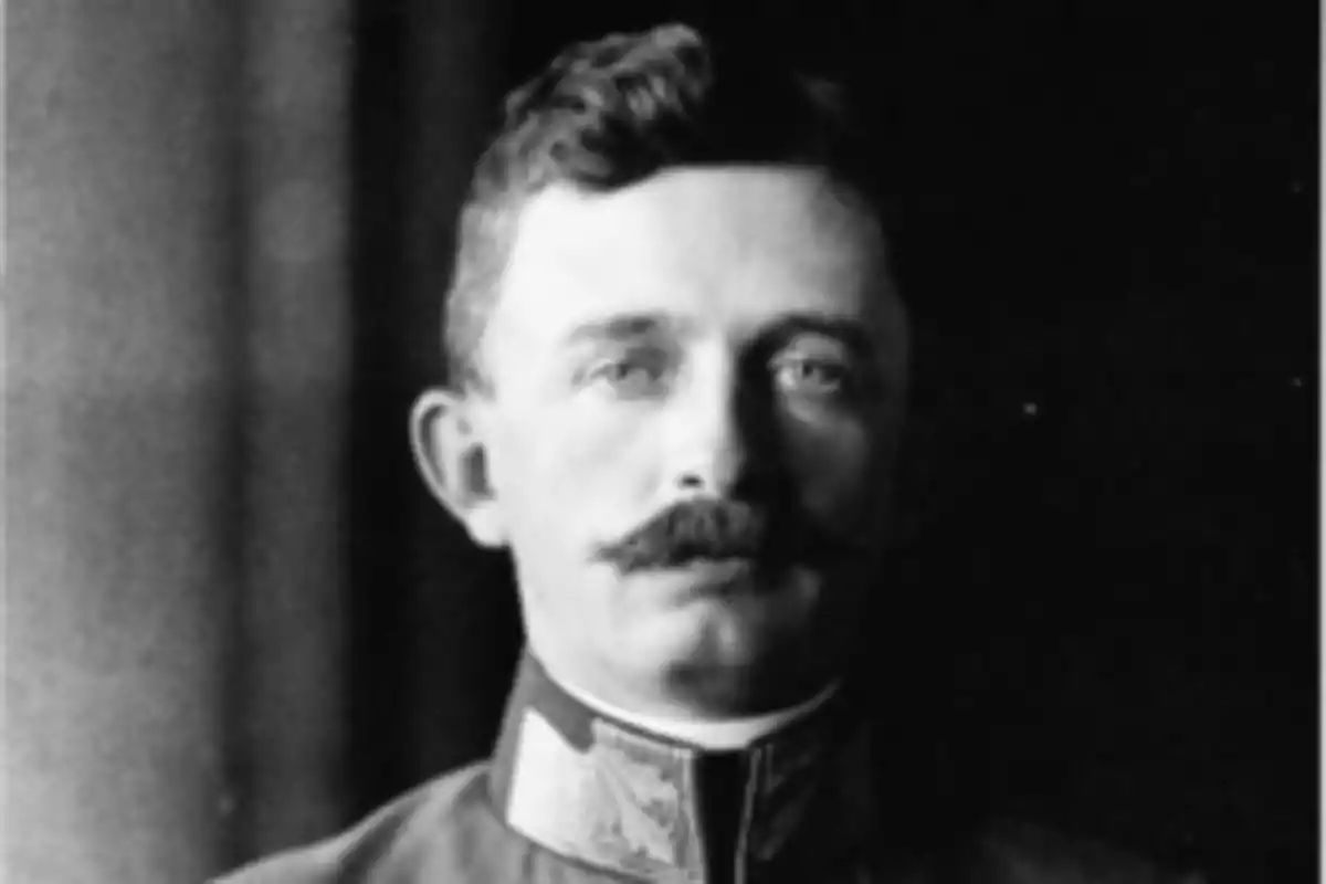 Retrato en blanco y negro de un hombre con bigote y uniforme militar mirando al frente Retrato en blanco y negro de un hombre con bigote y uniforme militar mirando al frente