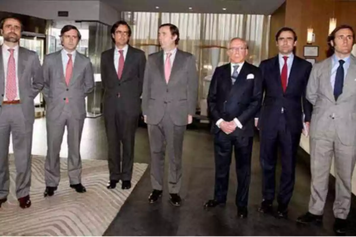 José María Ruiz-Mateos y sus seis hijos varones, todos ellos vistiendo traje.