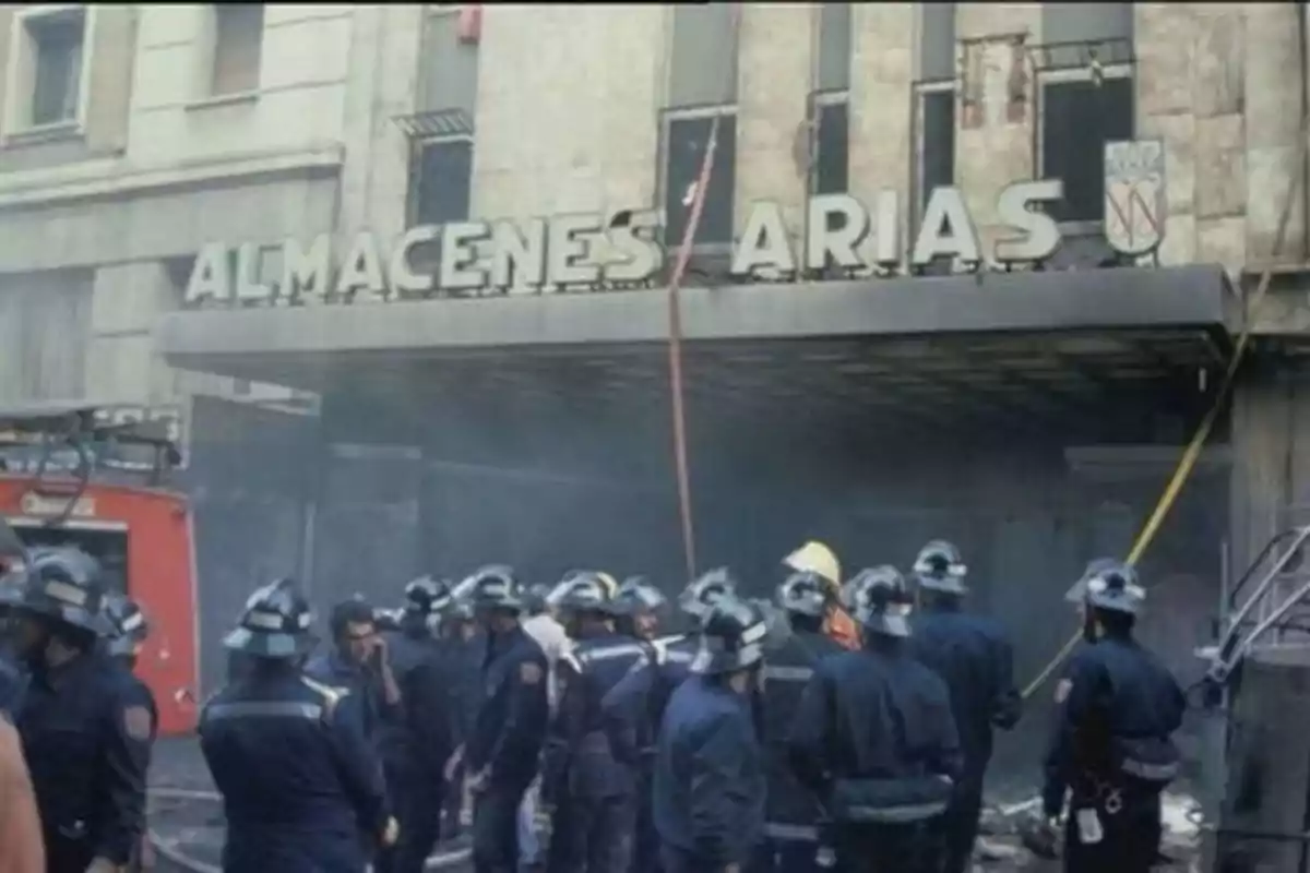 Bomberos frente a los Almacenes Arias después de un incendio.