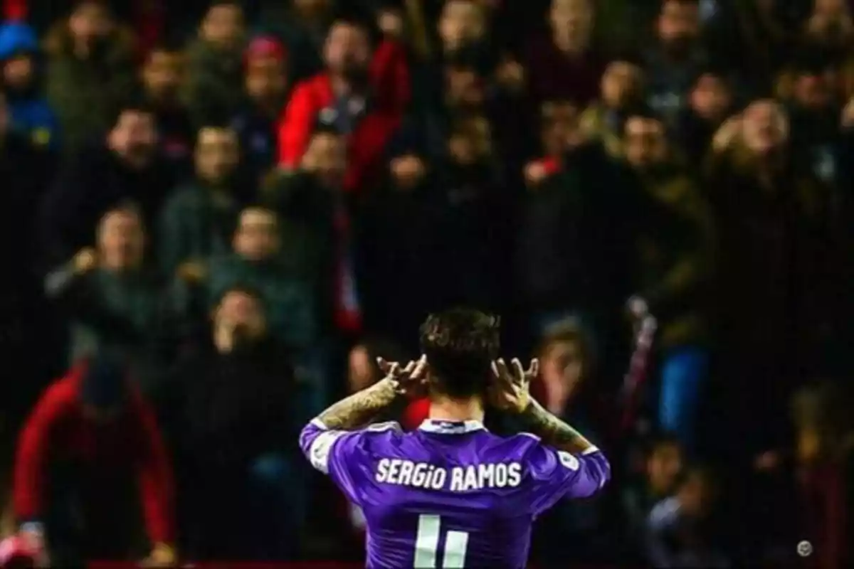 Un jugador de fútbol celebrando frente a una multitud.