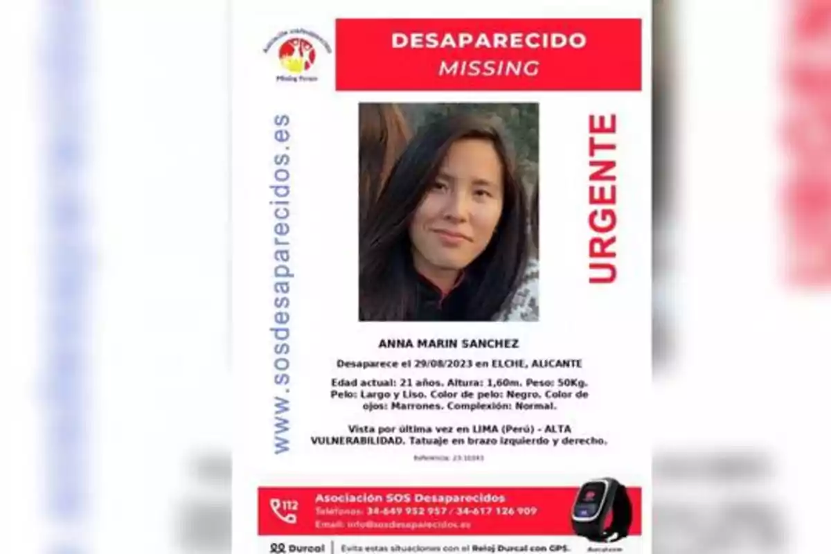 Cartel de persona desaparecida con la foto de una mujer joven, información de contacto y detalles sobre su desaparición en Elche, Alicante.